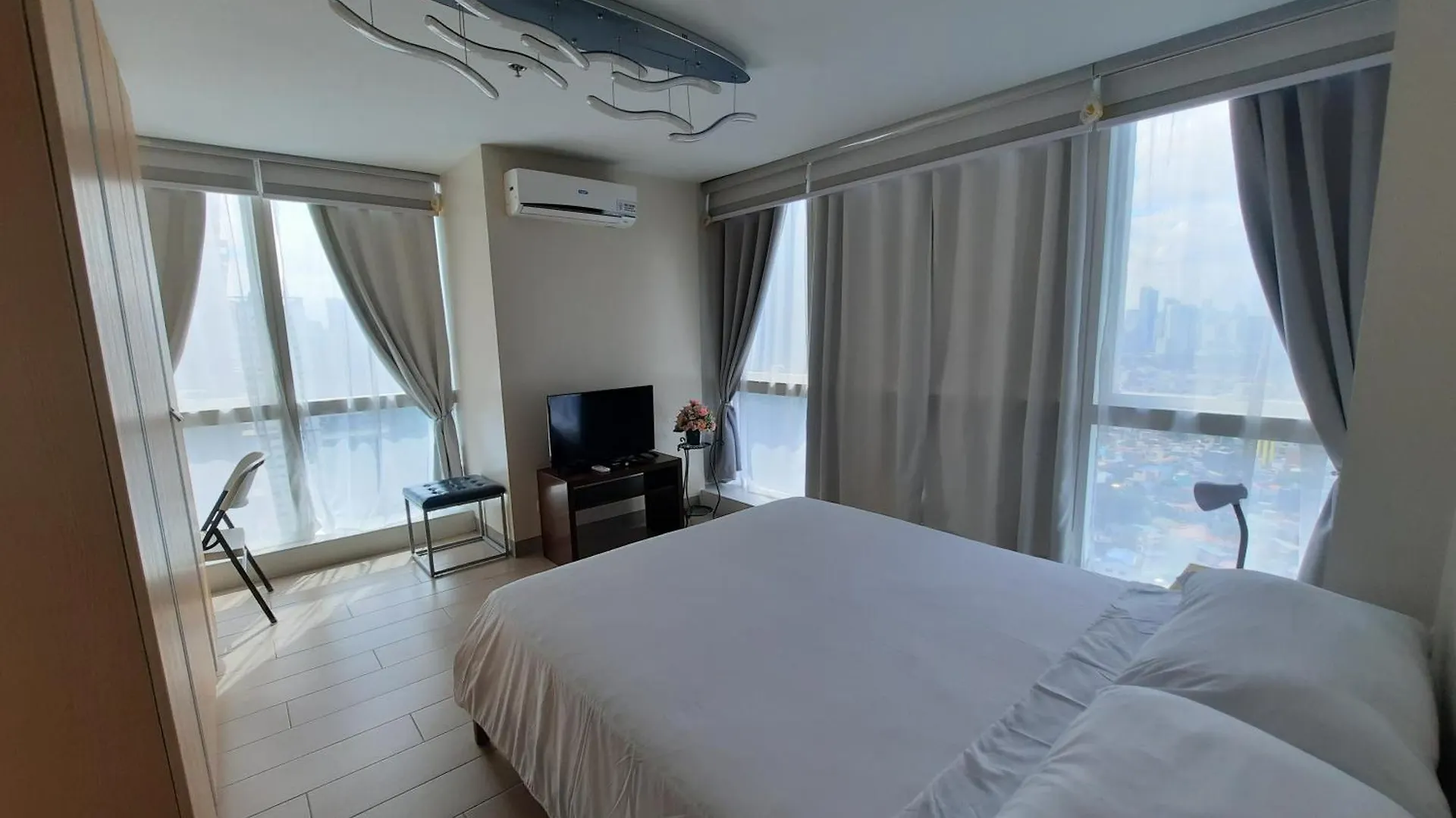 Bonifacio Global City One Uptown Residence-2 Bedroom Manila 0*,  Philippines